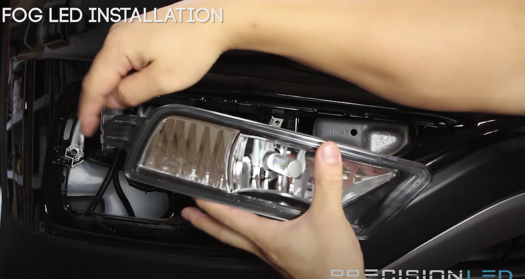 Inserting the housing on Honda CR-V fog light